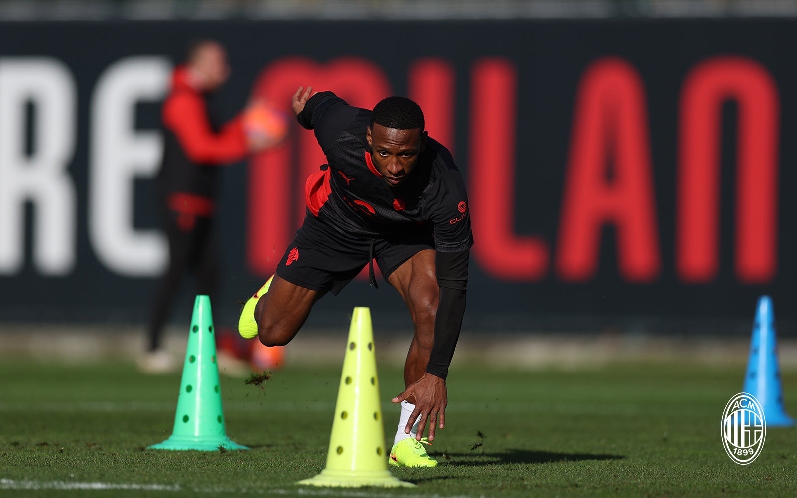 【训练组图】 🔴⚫️ 开启意大利超级杯 的备战工作。💪🏻sempremil