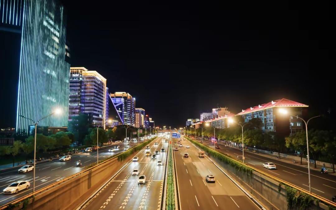 长安街夜景。长安街沿线（海淀段）夜晚照明景观己亮相