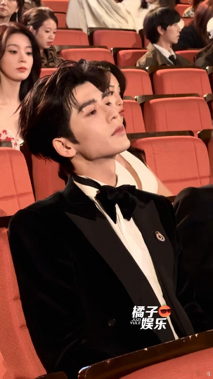 张凌赫 daddy级别谁没被张凌赫的daddy感惊艳到啊！一举一动都透着成熟帅气