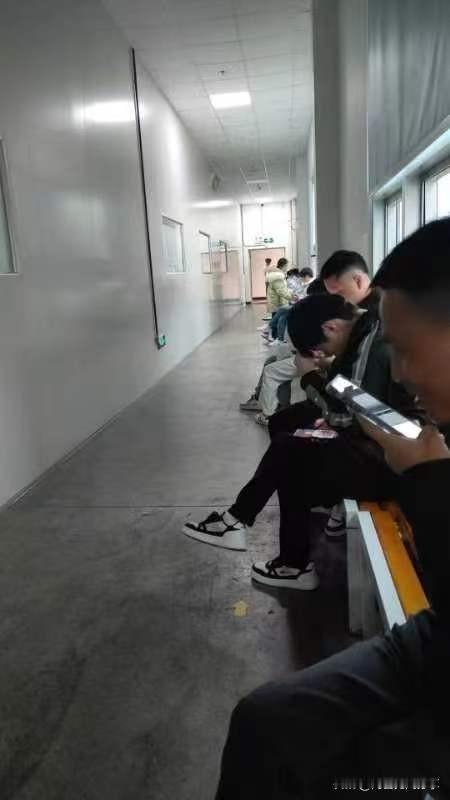 ＃记录真实生活＃
在广州工厂上班的打工族没人聊天了。当前工厂上班的人每到休息时间