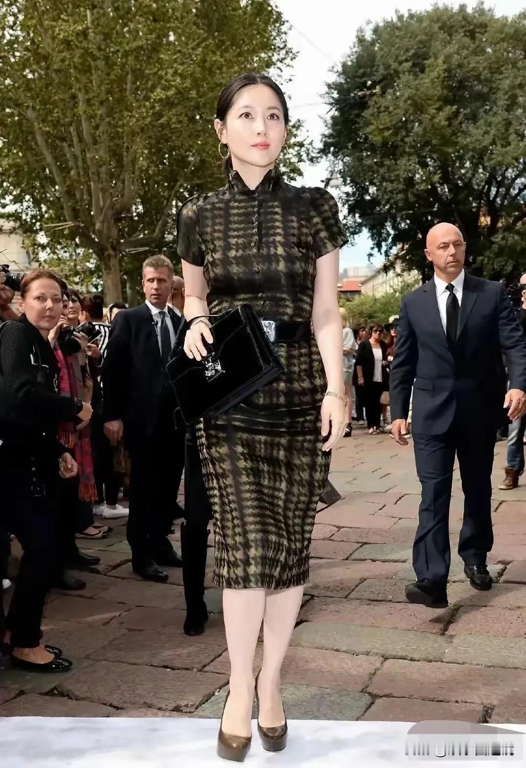 照片中这个女人真漂亮，看起来非常性感妩媚，气势又很足。
一张亚洲的面孔，旁边都是