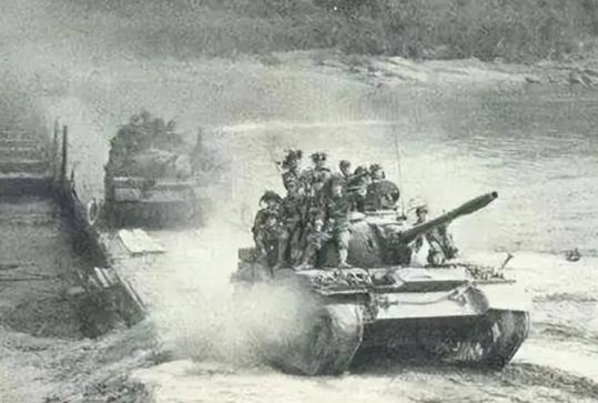 1979年2月19日，越南高平市区，一辆62式轻型坦克，孤零零地冲进了整座城市，