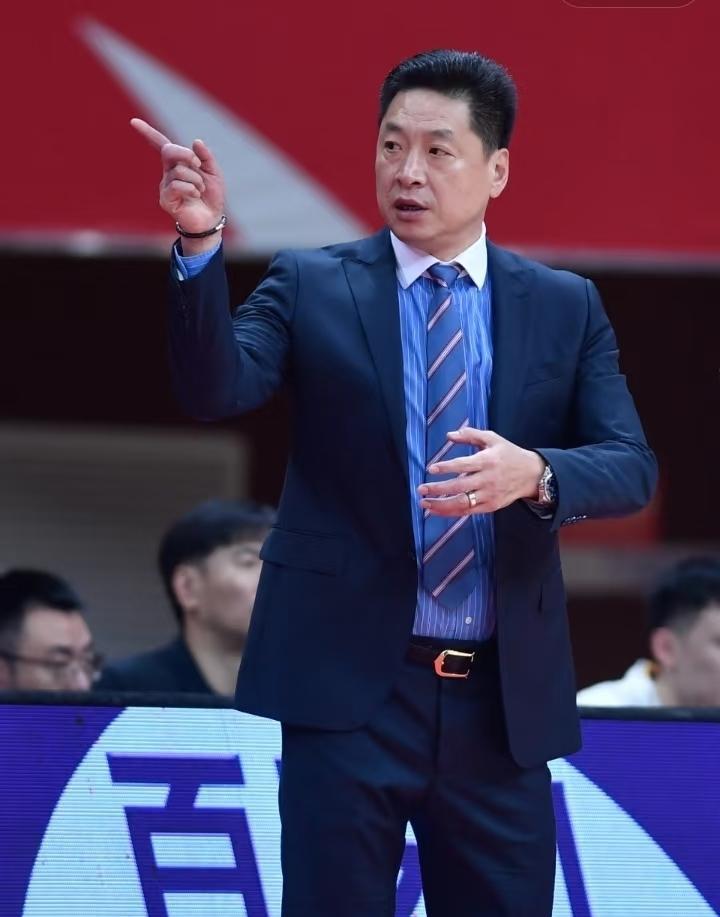 球队管理层二十多年的经验，结果选来的外援八投零中，这反差实在让人看不懂，都说经验