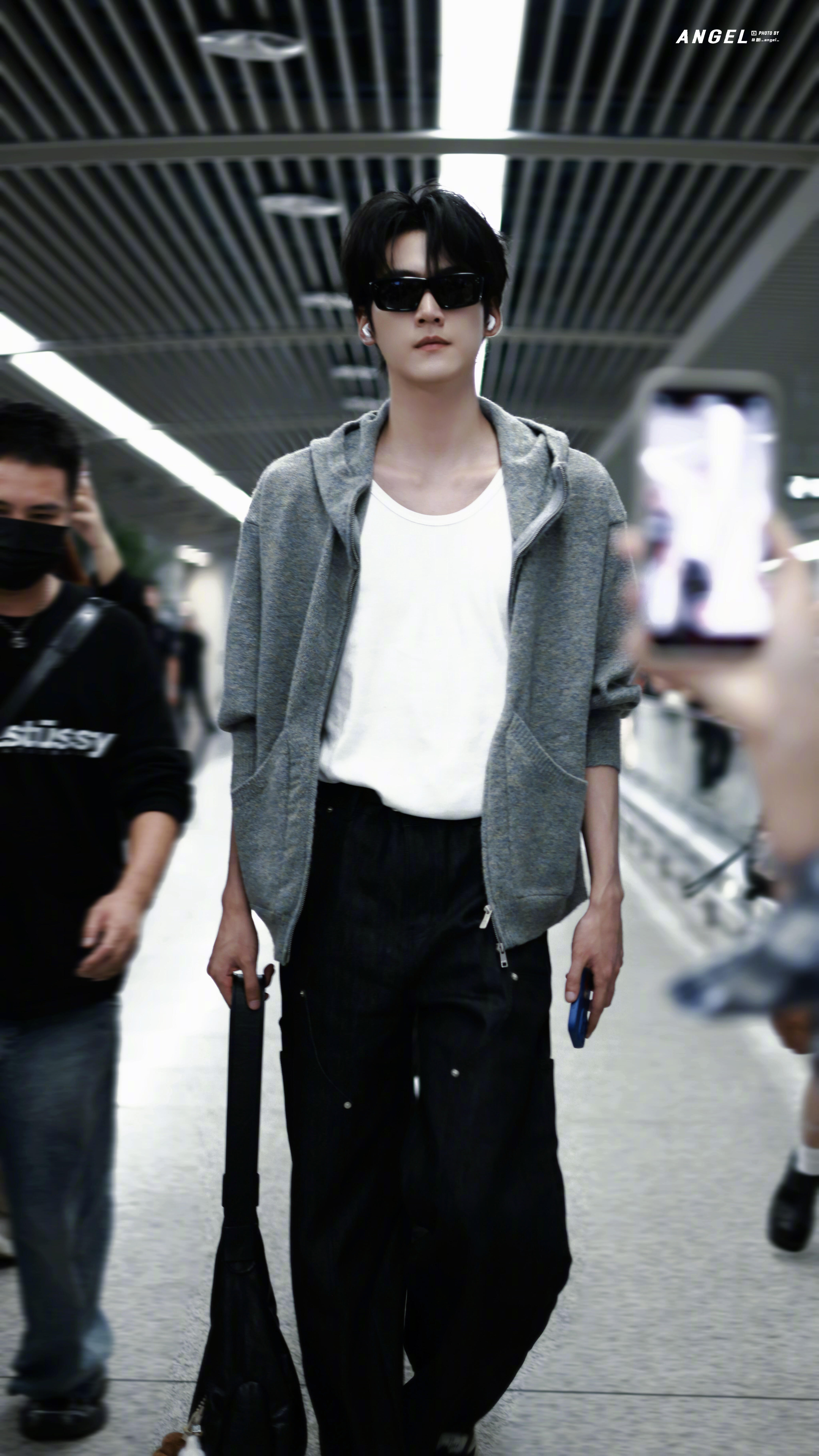 周柯宇仙品仙品好喜欢少年人单薄的身材，锁骨太精致了！ 