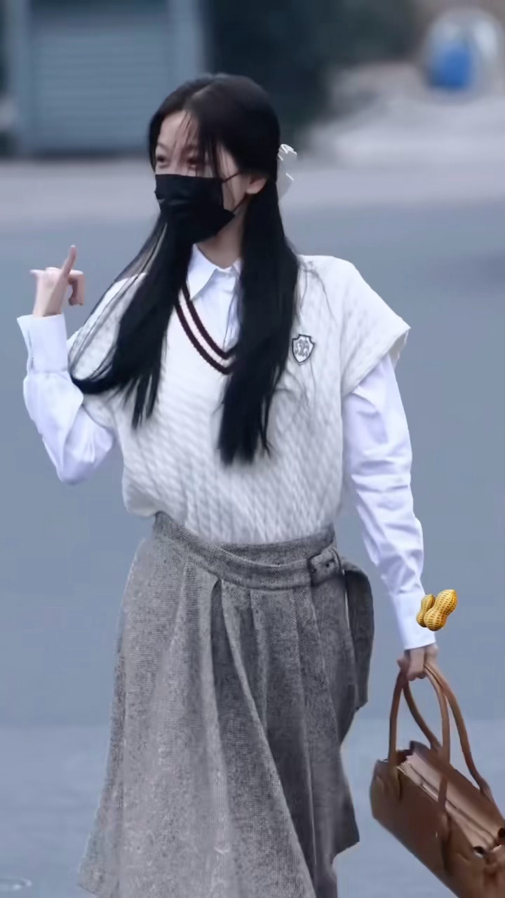 谁家满分学姐👓虞书欣韩系学姐上班路 虞书欣素颜学院风穿搭