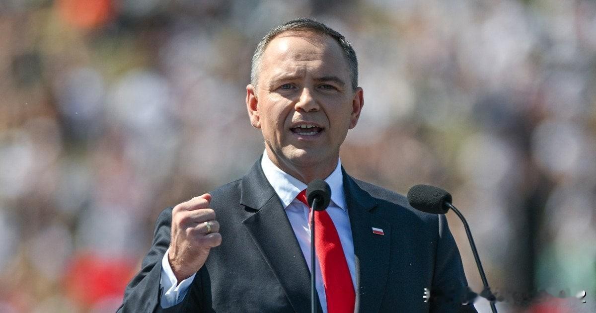 波兰总统主张，制造自己的核武器


波兰总统纳沃罗茨基支持发展自己的核潜力，理由