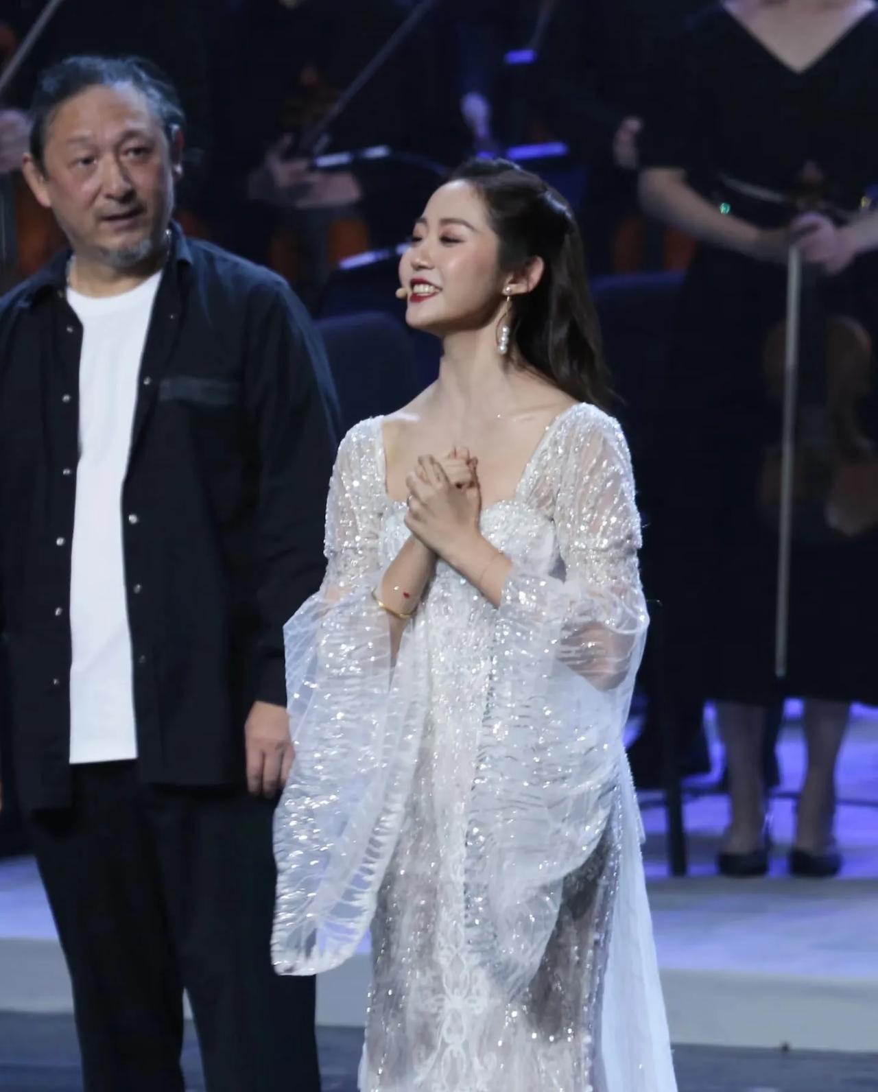 万千惠对老婆三宝把钱和房子给前妻很介意，现在又要凹她养家养三宝的人设，仿佛前妻不