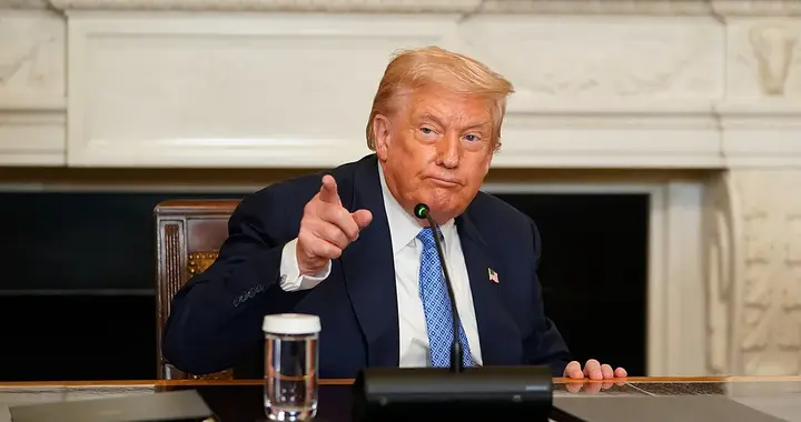 特朗普威胁伊朗：达不成协议将“彻底摧毁所有发电厂、油井及哈尔克岛”