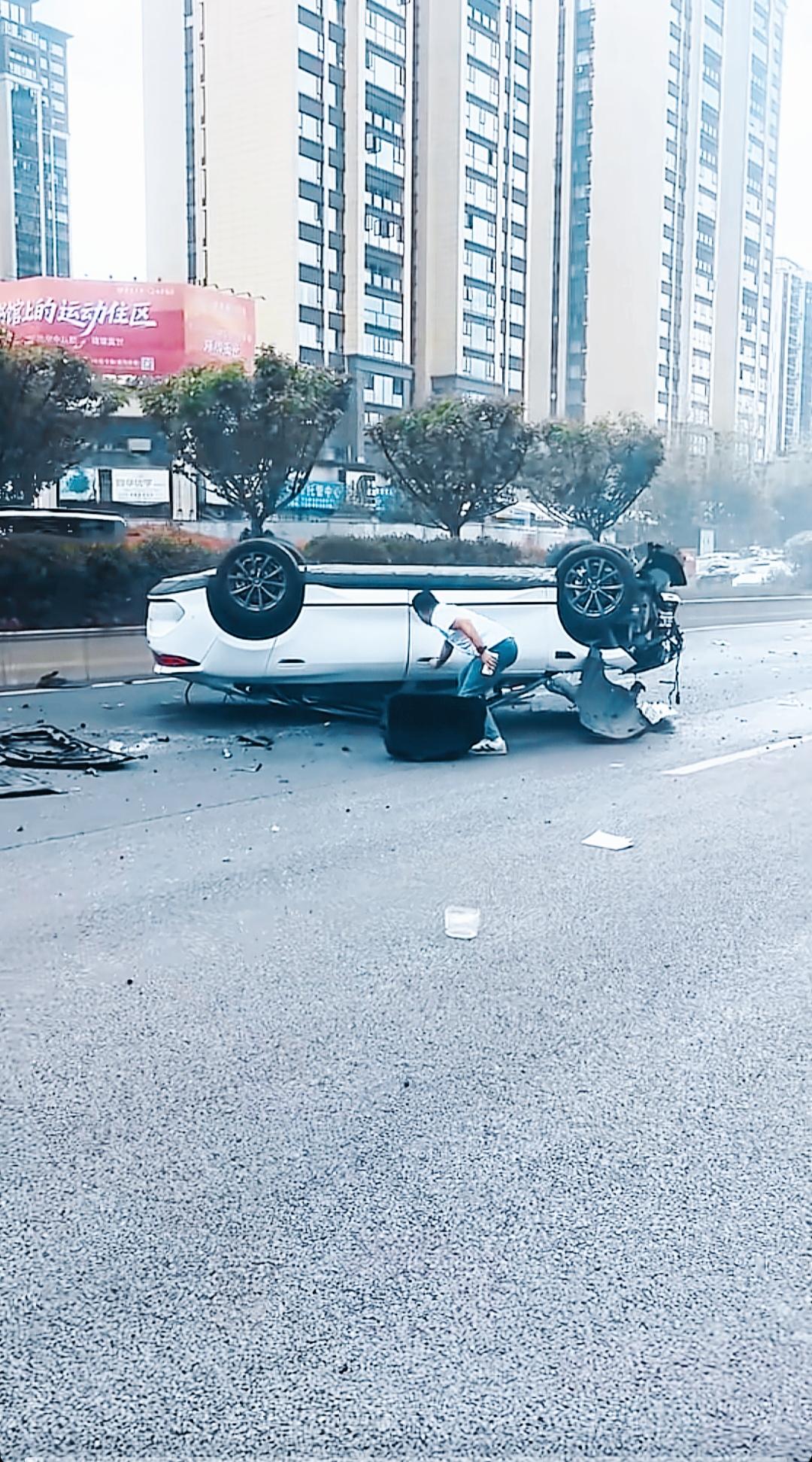 比亚迪真牛！这车安全性能绝了！

“开车真得慢点！刚才我旁边就发生了一起交通事故