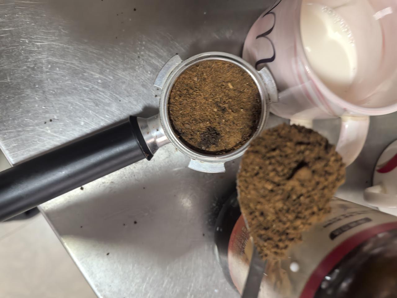 我早上八点会喝一杯250 - 300毫升自己煮的咖啡。要是早餐吃炒粉、炒面、点心