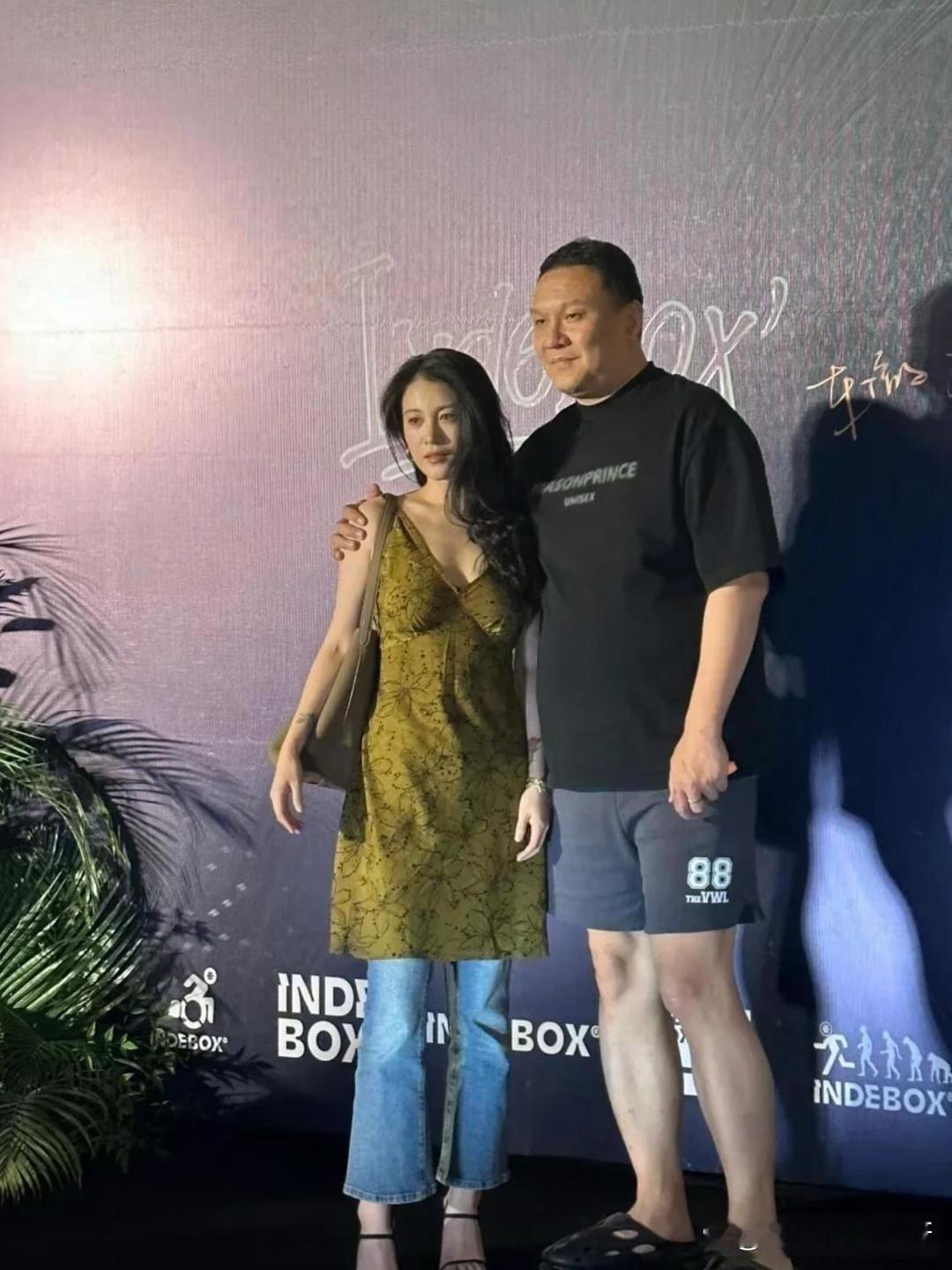 事实证明，头发放下来比束发好看。 