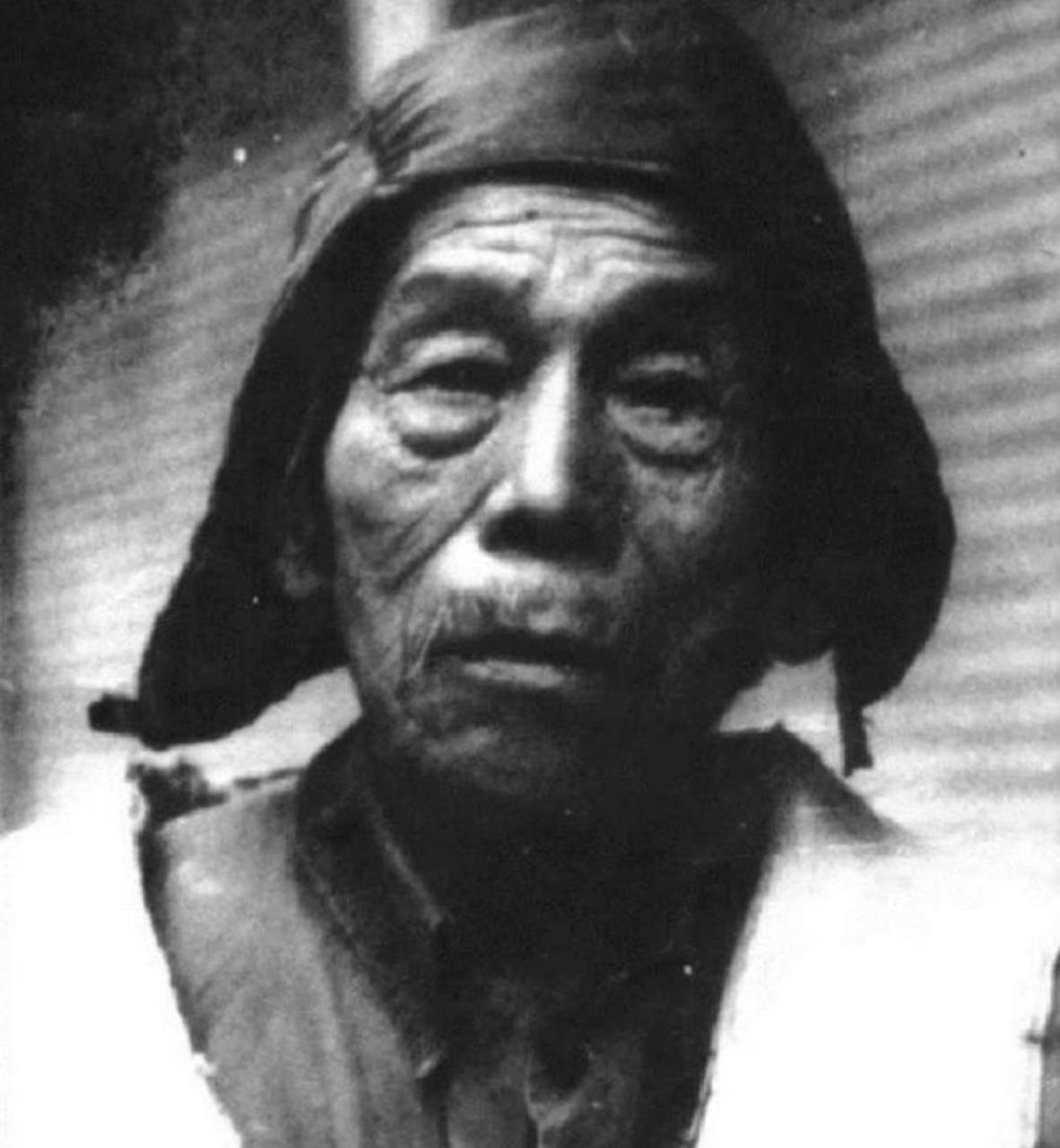 “皇上御驾亲征？”1982年，几十个农民乘坐大巴车去攻打县城。谁料，还没等到达县