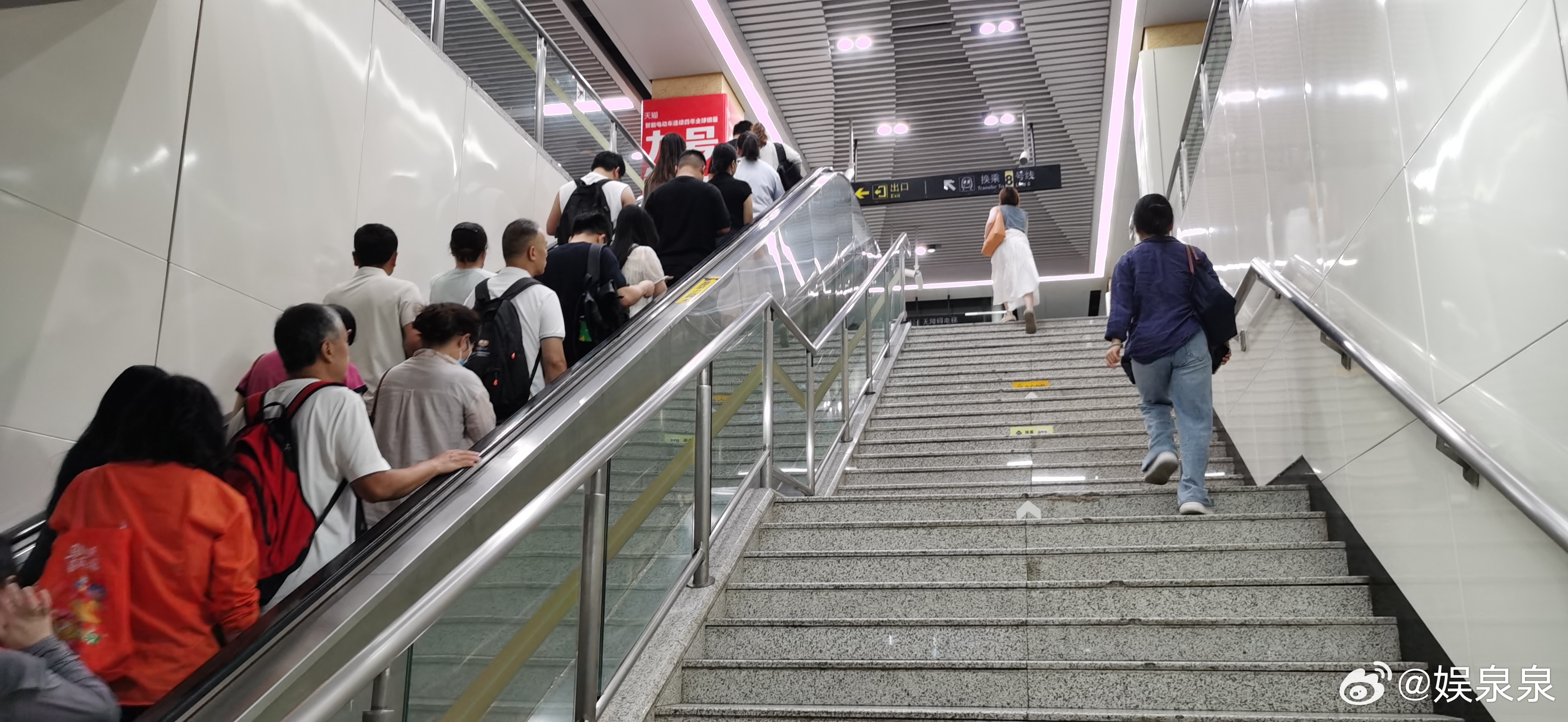 走窄路，具象化宽门坦途竞争拥挤，普通人难挤进去；进去也是后排靠边站不如走少有人走