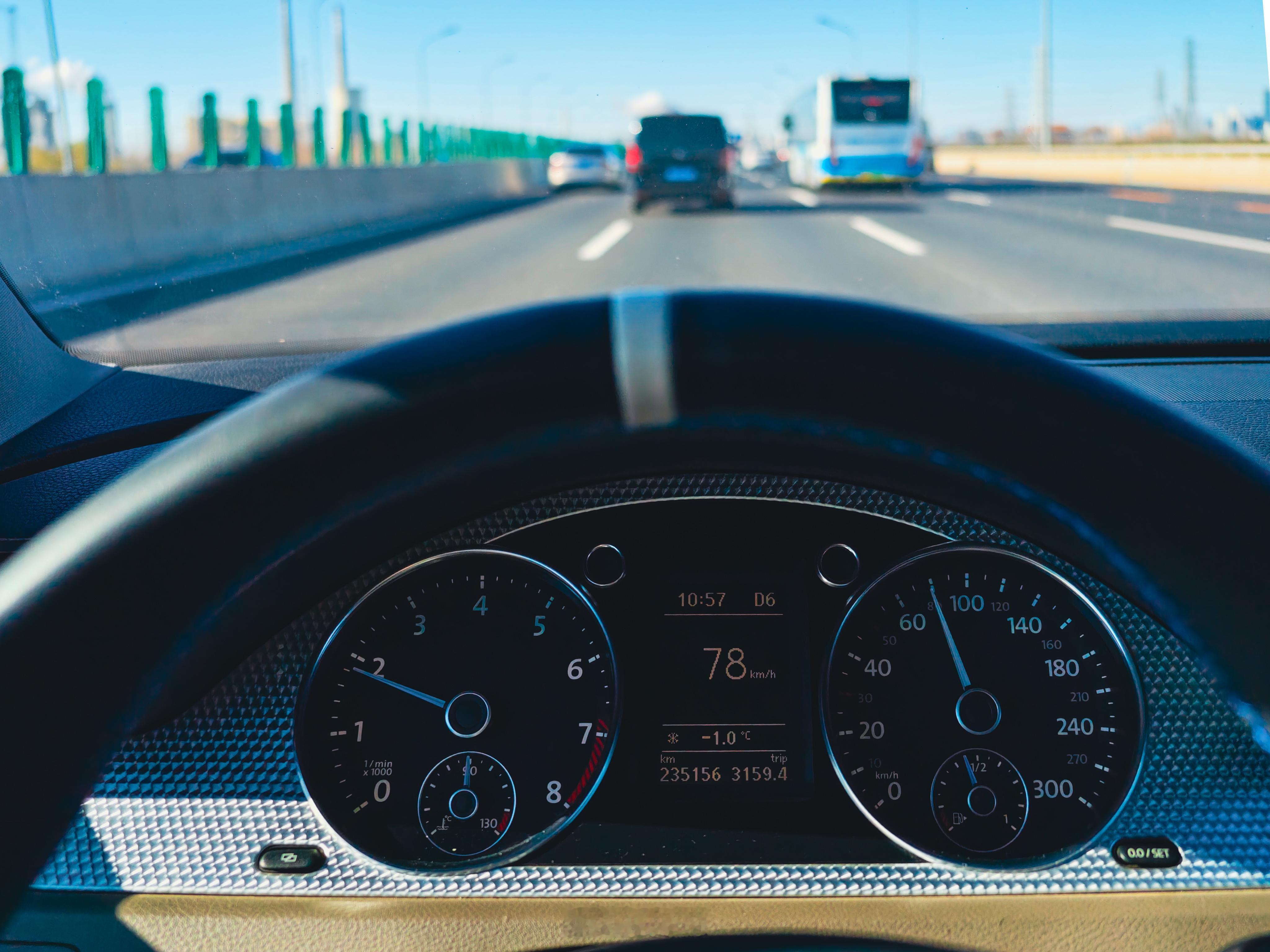 今天北京的大风，从西北方向输送来大量优质的冷空气，让老登车又年轻了十岁老旧燃油车