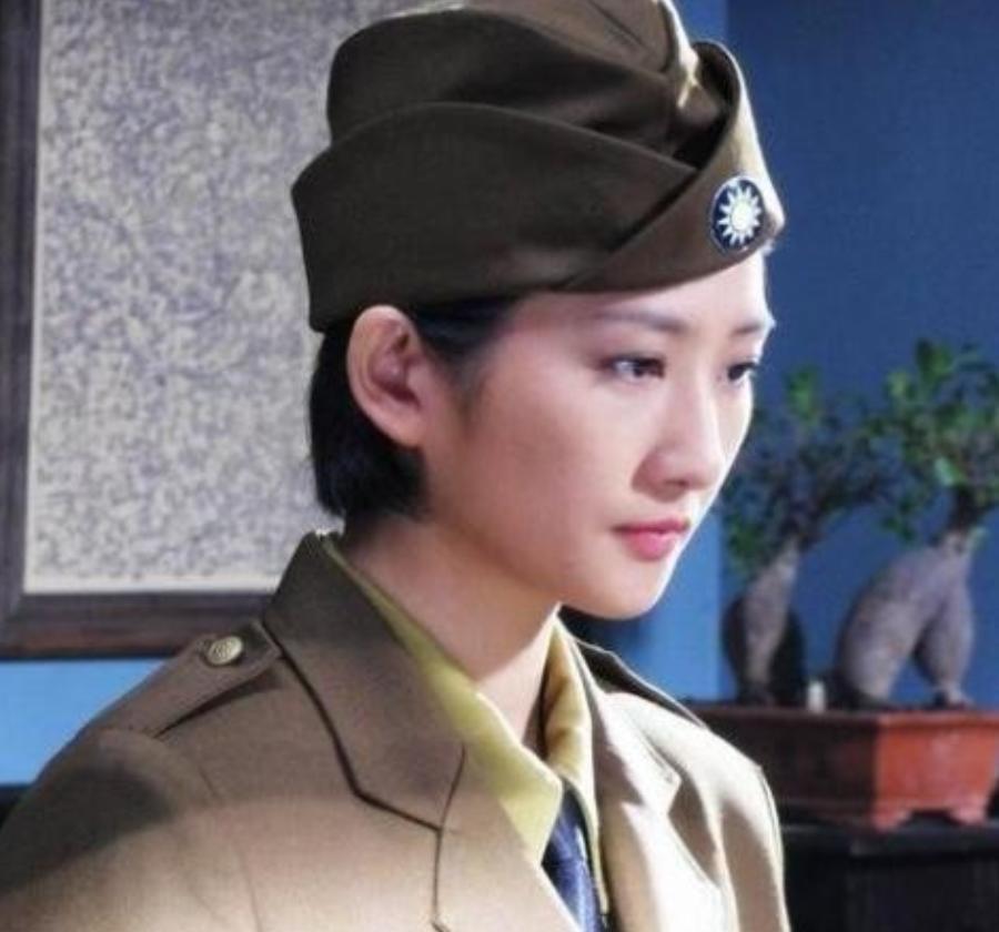 1938年，41岁戴笠借口加班，把秘书余淑衡，带到了卧房，戴笠递给她一杯咖啡：“