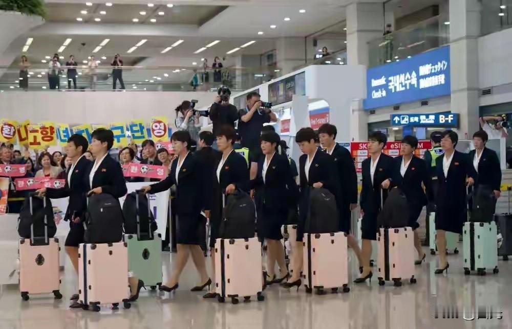 时隔8年破冰！朝鲜39人代表团抵达韩国
朝鲜我故乡女子足球队17日下午抵达韩国仁