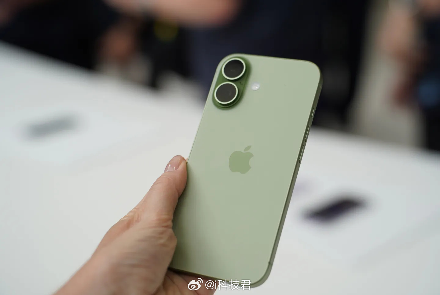 为什么不建议长期侧躺看手机别说长期侧躺看手机了，长期平躺，长期低头看手机都不好[