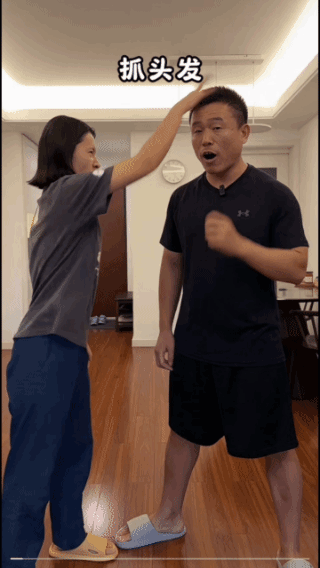 防身绝招，
攻击对方软肋！
不管对方怎么攻击你，
只要瞅准机会，
猛击对方软肋，