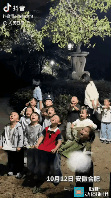 安徽合肥这一树的桂花雨，孩子和大人真是两种表现啊！

近日，安徽合肥有人在过路时