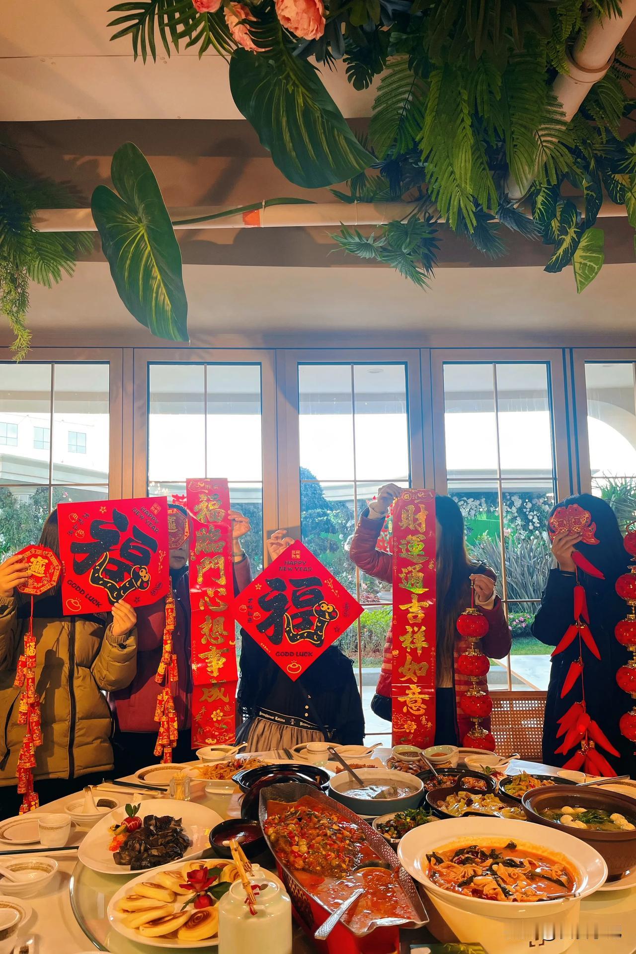 岁末将至 ，朋友们纷纷叫嚷着要聚一聚。这可让我犯了难，究竟该带大家去哪儿大快朵颐