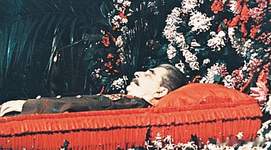 1961年，斯大林坟墓被挖开，军官们将其从水晶棺中抬了出来，迅速剥去他军服上的金