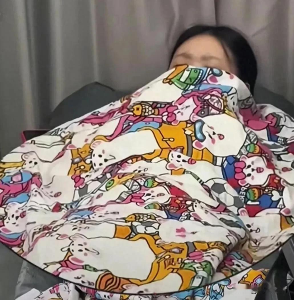 羡慕了！真的羡慕了！
大家还记得那个睡午觉的女生吧，一觉醒来下午17：30，同事