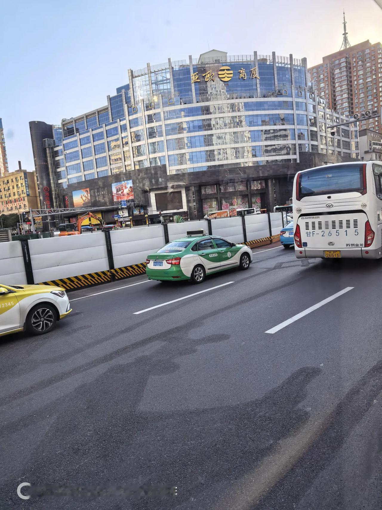 兰州，又是阳光明媚的一天啊。

这西关十字的工程还没有干完吗？怎么又围挡起来了？