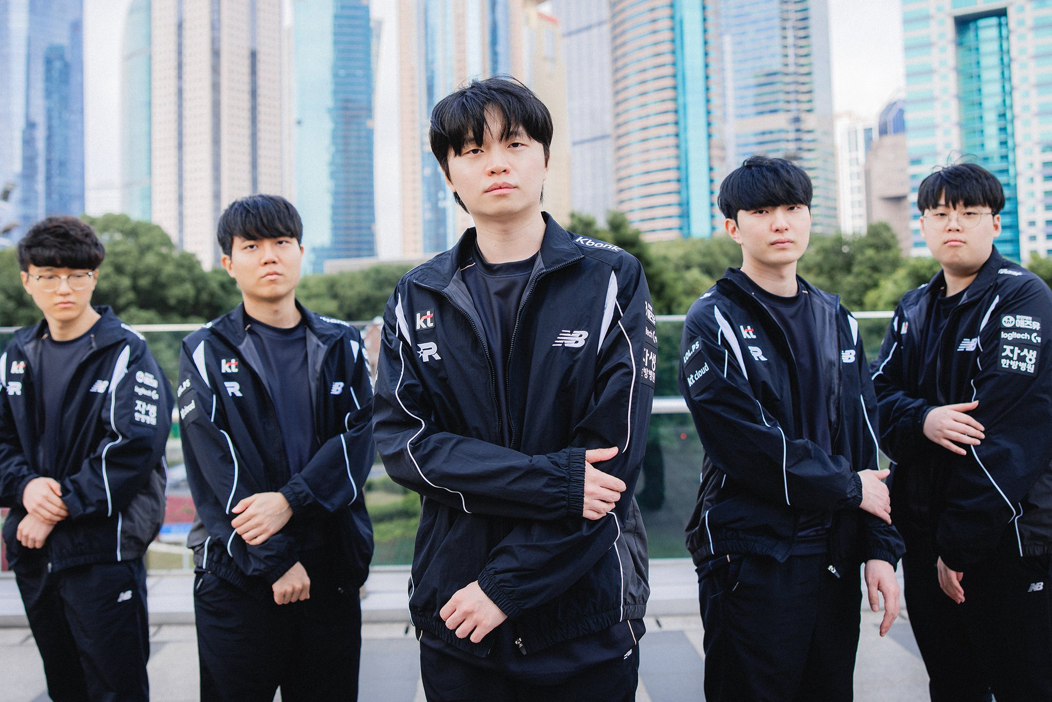 LOL官方分享GEN、KT、TES、T1战队合照并配文：S15四强战队