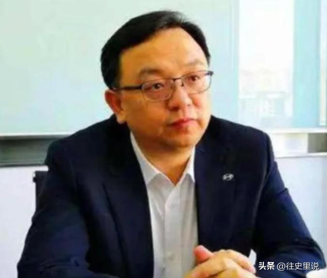 王传福说，他高中时回家要生活费时，他嫂子张秀菊，翻箱倒柜，兜里就几毛钱，嫂子一拍