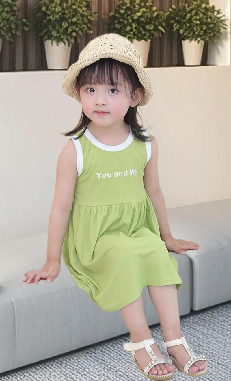 西安8岁女孩冬天只穿拖鞋在街头捡吃的，网友：没妈的孩子像根草，妈妈在天上都揪心！