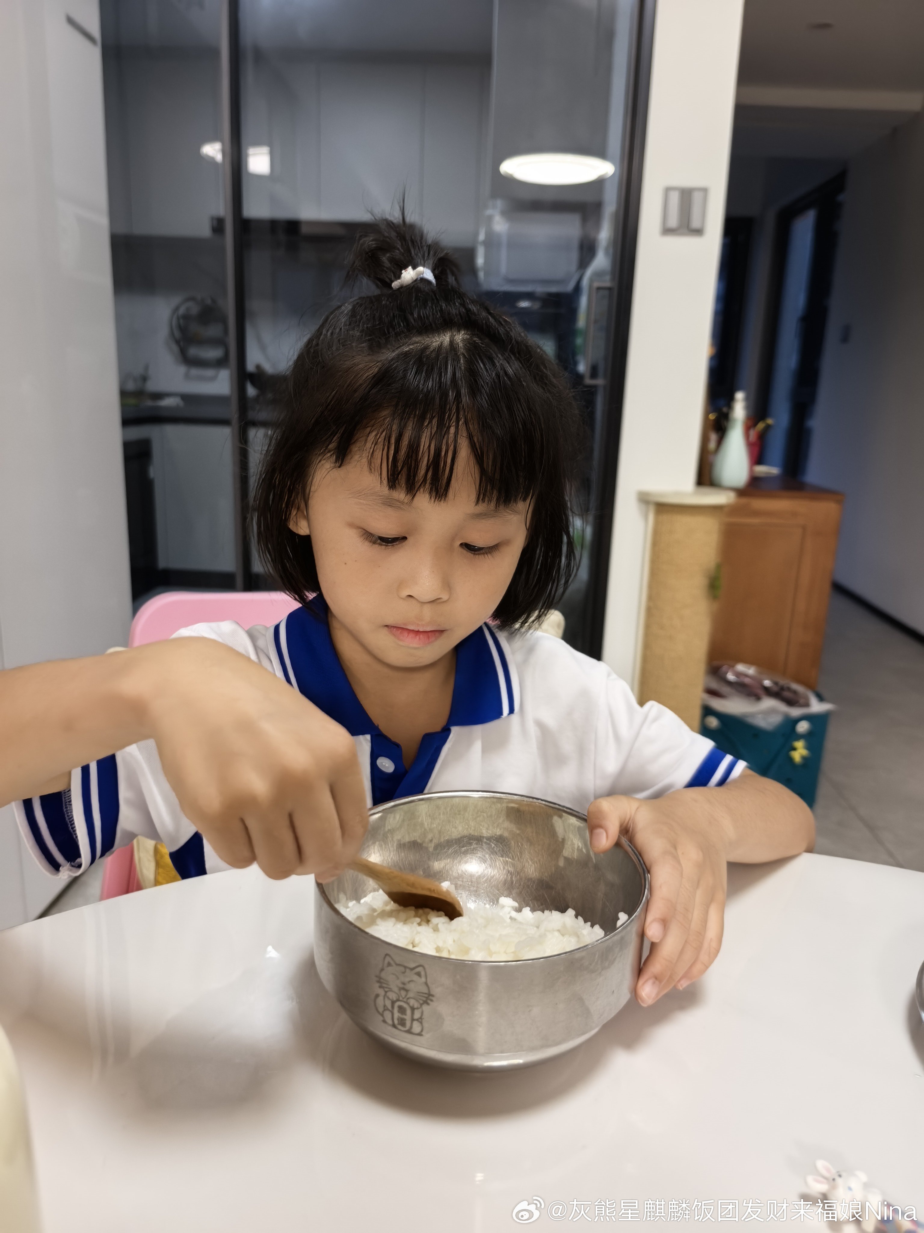 吃肉肉！团子现在回来可以下楼和同学一起玩了[嘻嘻]晚餐 ​​​