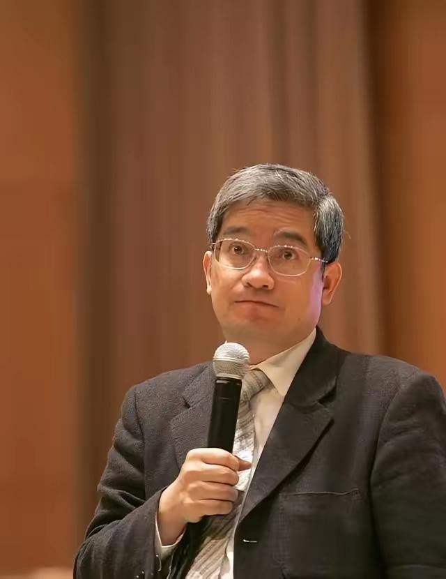 1974年，读大一的郎咸平去算命。算命先生说：“你的老婆是一个小学五年级的女生的