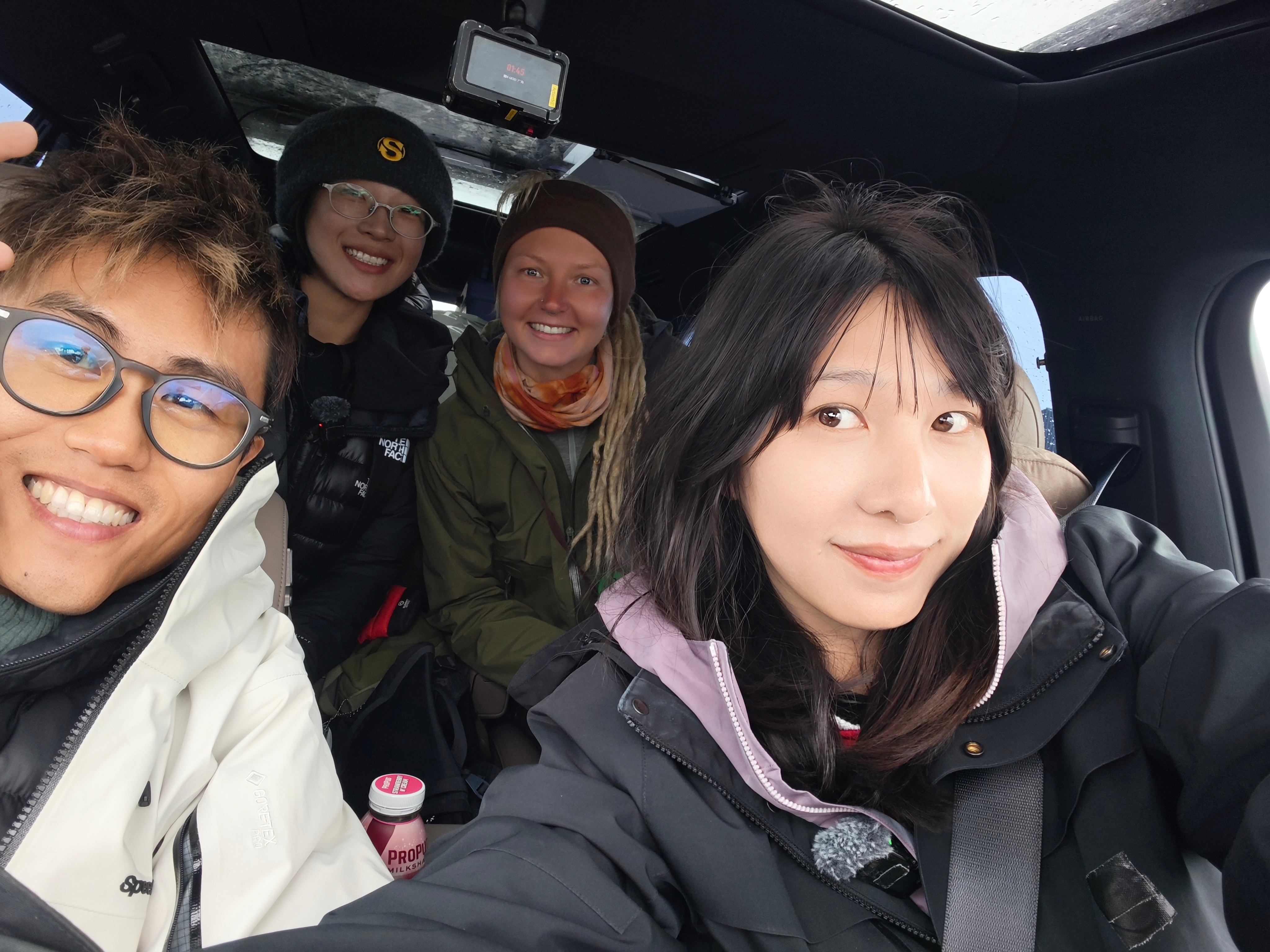 我们穿越冰岛的路途中救了一名登山的徒步者！真的NB～她徒步了10天，当时无人区山
