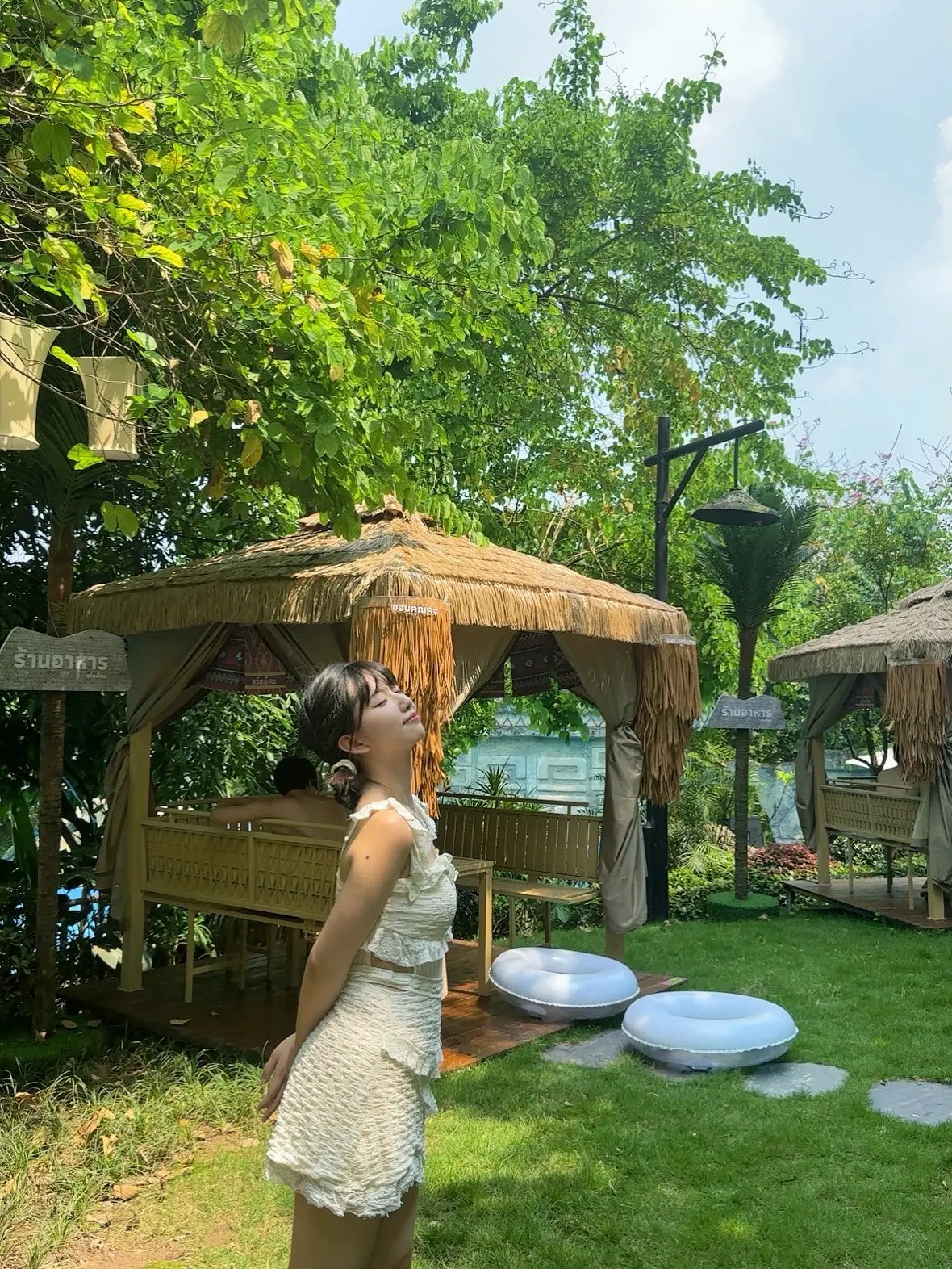 去体验泰式泼水节咯。