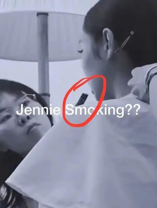 #Jennie疑似抽烟# BLACKPINK成员Jennie疑似在室内吸烟，引发