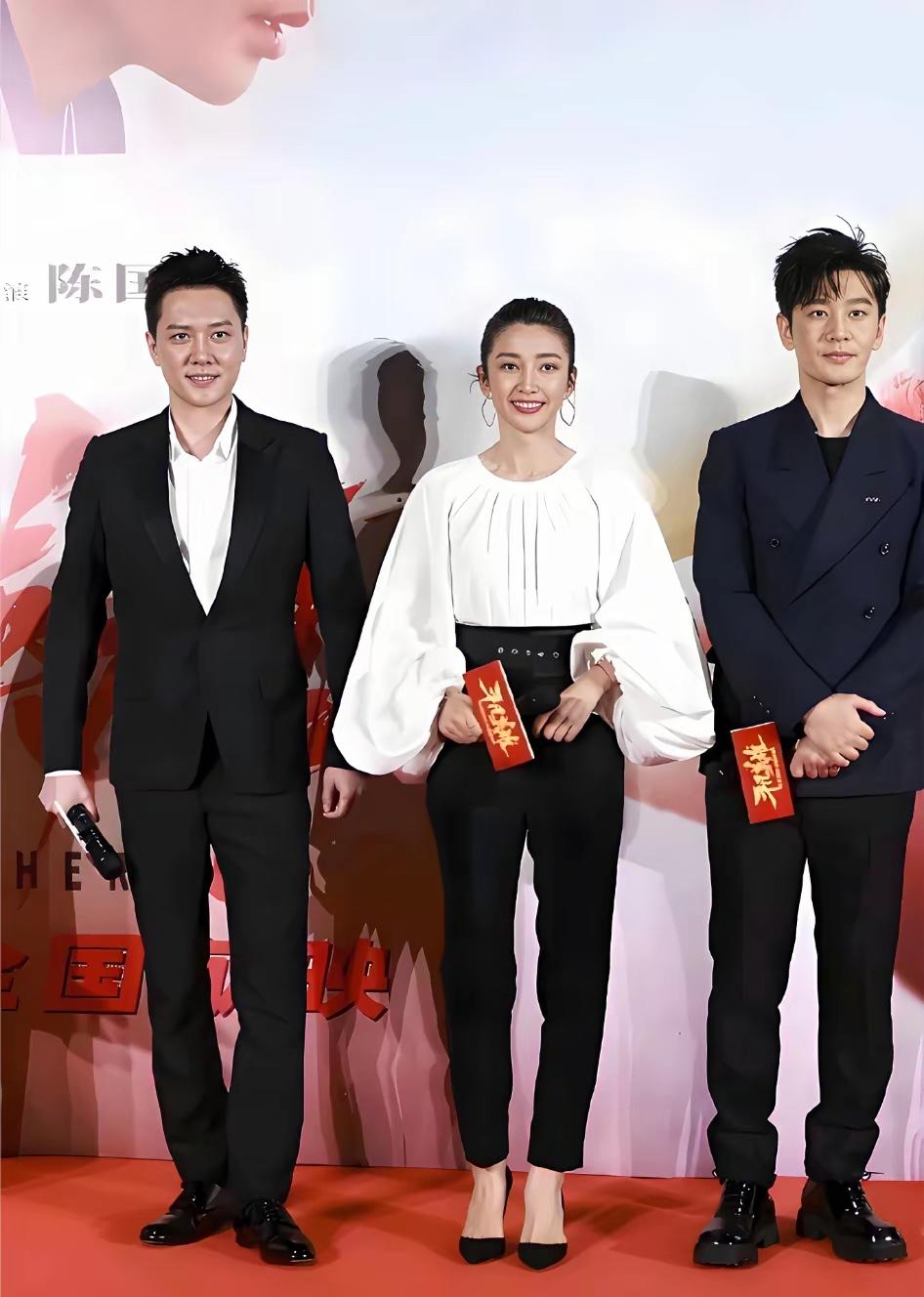 中间这位美女是谁？非常漂亮