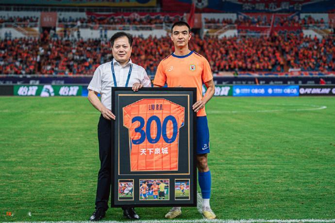 【今球讲】当传出刘彬彬要离队，306场的坚守，不仅引发了泰山球迷的感叹，包括我在