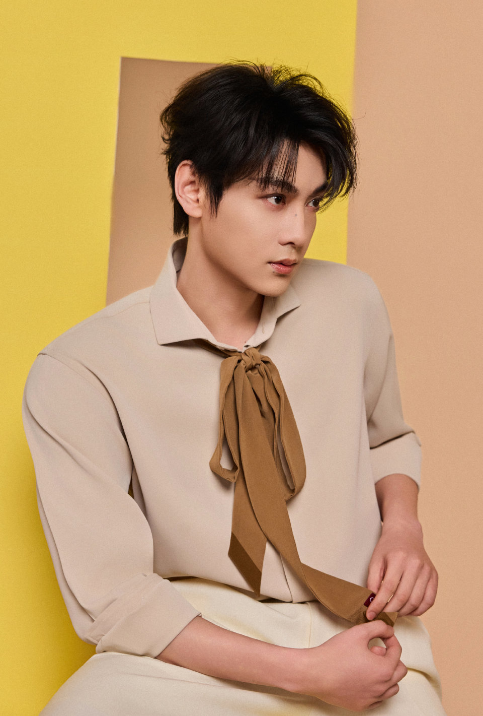 田栩宁今晚韩束直播造型出图工作室文案:风来不扰，万物自明 