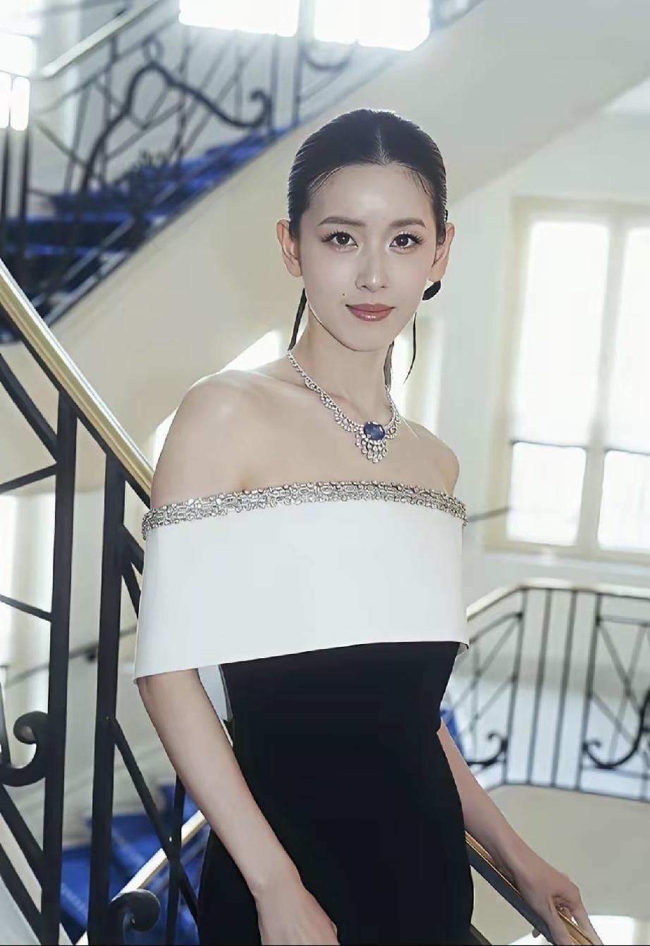 章泽天是长的好、嫁的好的好命女。
32岁的她恰似蜜桃成熟时，正处于颜值巅峰期，每