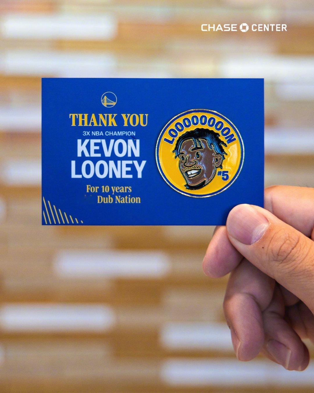 前一万名入场的球迷，将获得一枚鲁尼纪念徽章！鹈鹕vs勇士