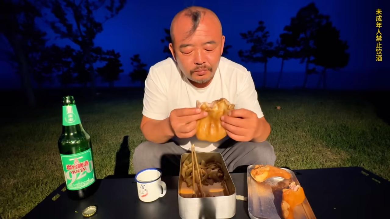 我记得沙和尚说我牙口不好，在其中有一集中那个猪耳朵明显是咬不动，沙和尚还说很好味