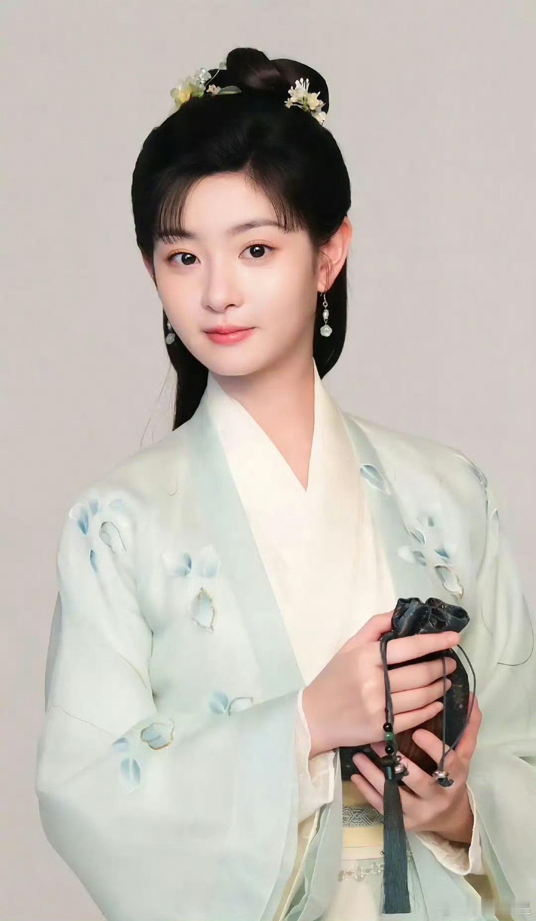 赵晴 长相挺有辨识度的，而且也不是整容脸，好剧本好演技应该还行 ​​​