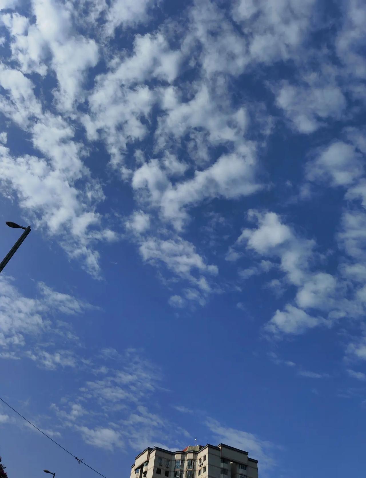 成都的天空。2026年六月12日，成都晴。前两天太阳不是很好，今天太阳一大早就出