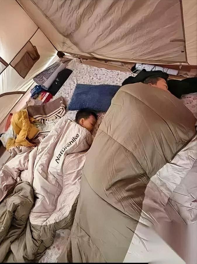 真搞不懂现在人旅游咋这么“折腾”

放着软乎乎的酒店不睡，偏要蜷在车里缩帐篷，甚