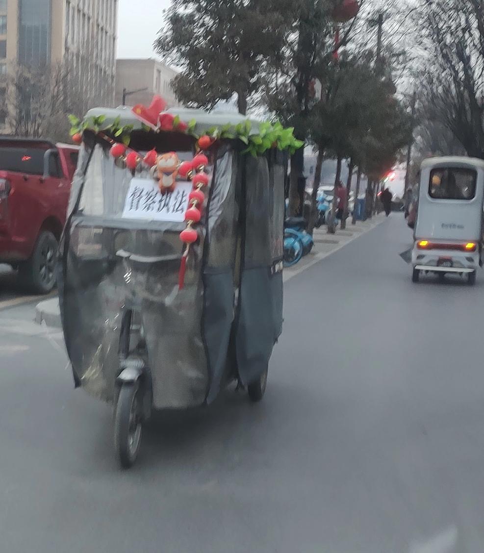 上班的路上看到的一辆“督察执法”车……
问问大家，这是什么情况？