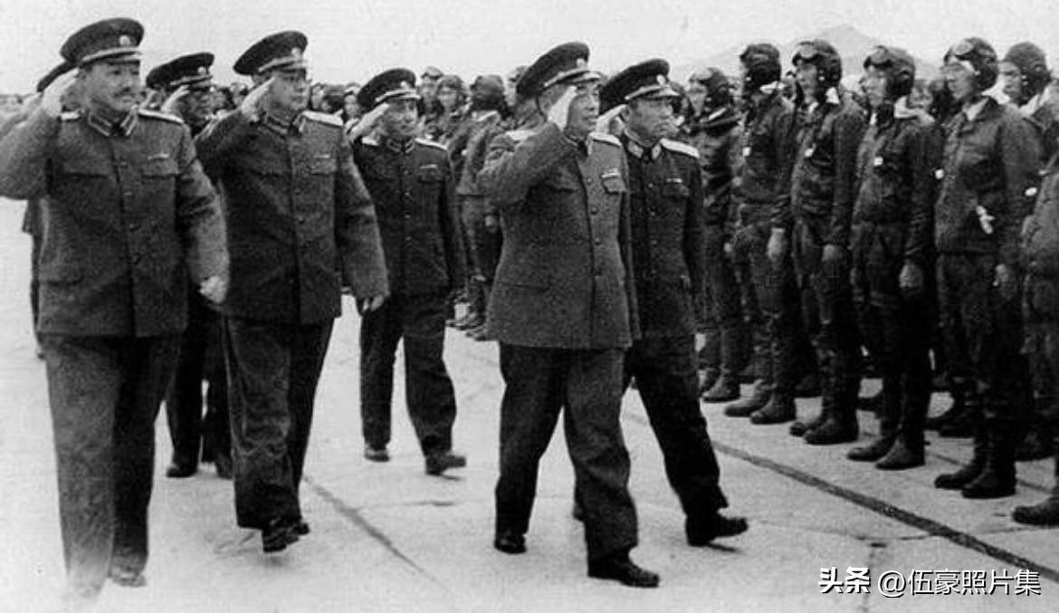 1956年11月，彭德怀元帅、贺龙元帅、叶剑英元帅以及粟裕大将四位高级将领，在空