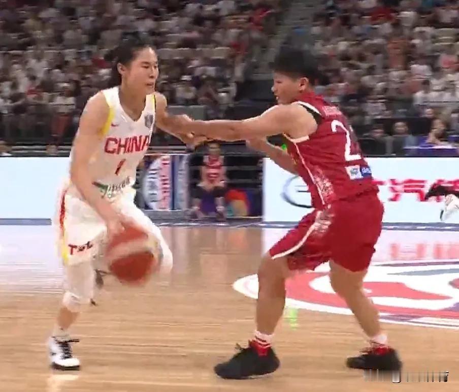 【中国女篮继续演练1+4阵容】
今天中国女篮对阵印尼这场比赛，中国队在第二节、第