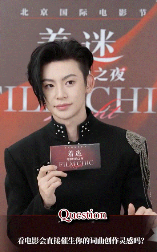 和21年这个采访的表情一模一样思考的时候总是这样上目线看人🥺🥺 