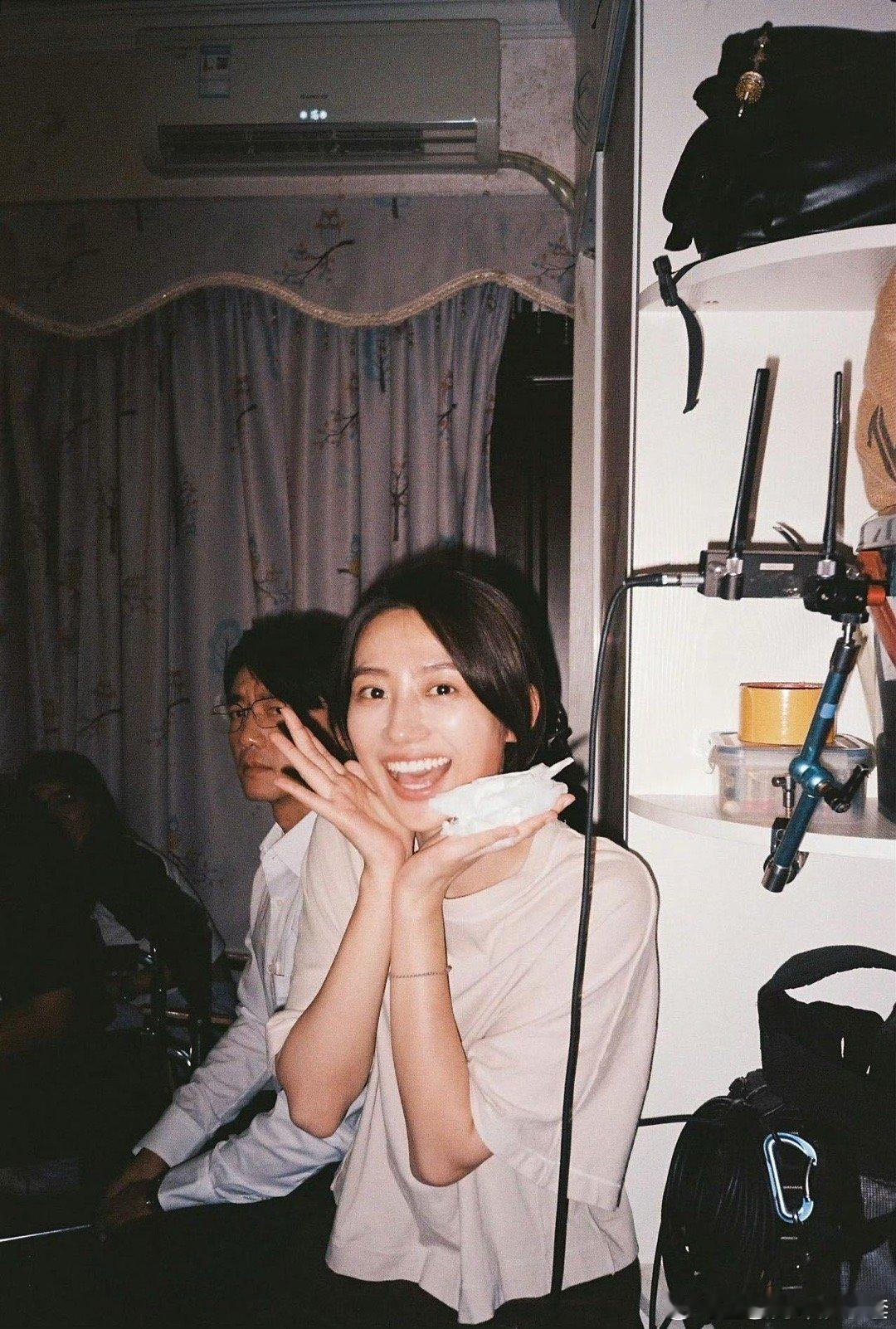 薛昊婧镜头下的郑恺陈靖可 薛昊婧可太会拍了，胶片镜头下的郑恺陈靖可故事感拉满，每