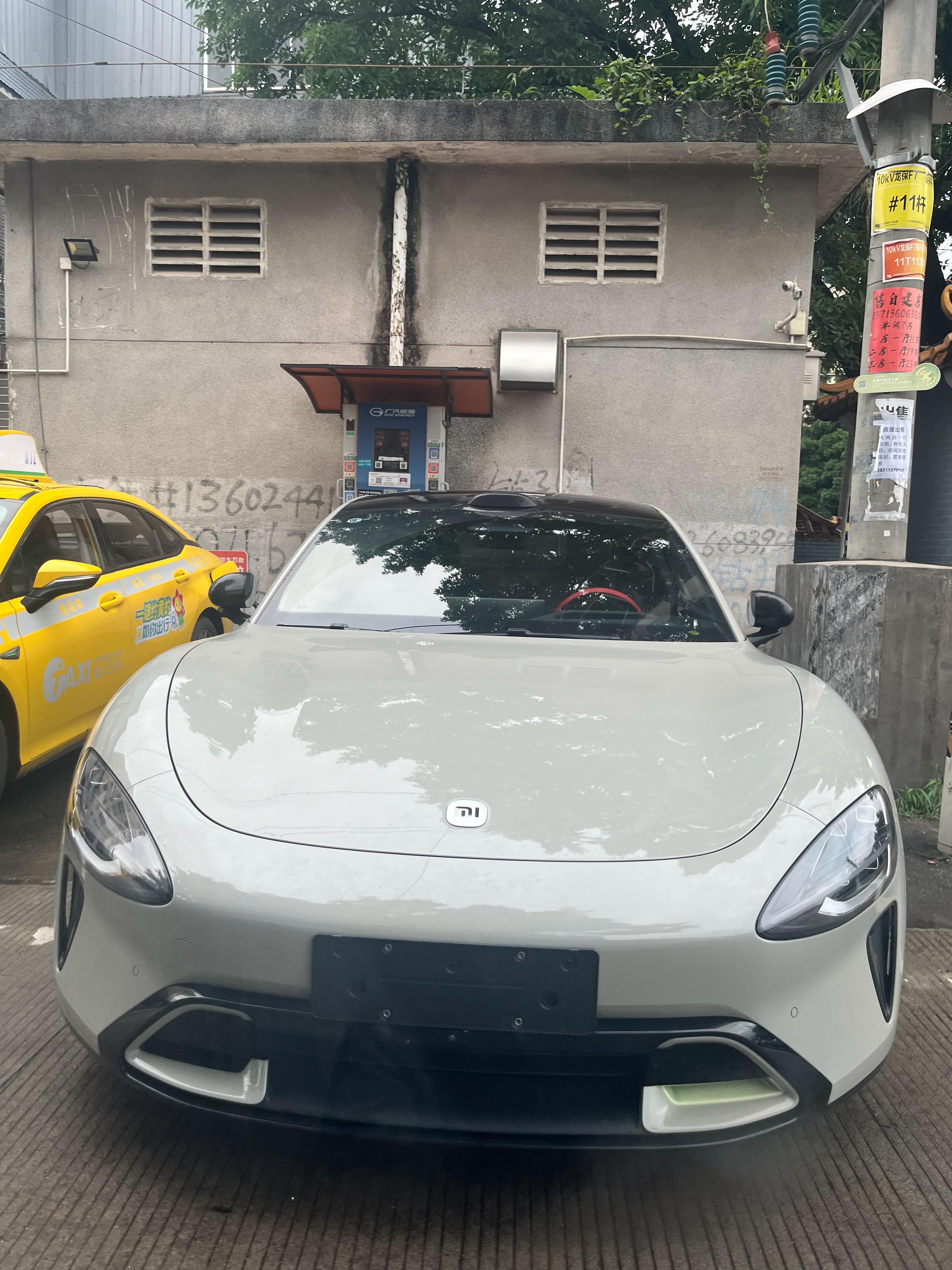 周末回了趟家，没想到在我们村子里发现了一辆#小米su7# 啊[笑cry] 这估计